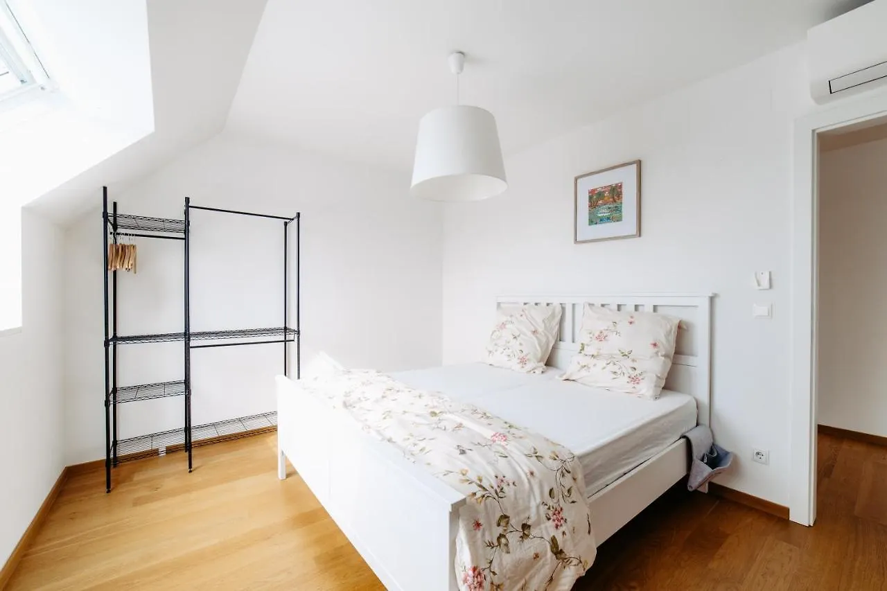 City Apartment Schloss Schonbrunn & Terrace Viena